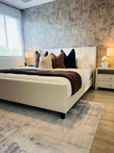 Luxurious Hidden Gem - Downtown Access - Balcony