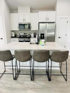 Luxurious Hidden Gem - Downtown Access - Balcony