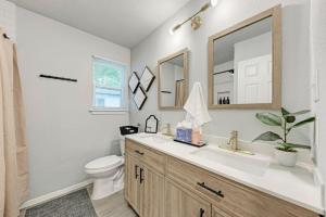 Cozy Modernized Home - Minutes to Downtown-AUS