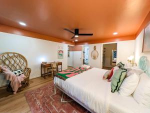 The Flamingo Suite 1 King