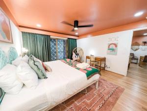 The Flamingo Suite 1 King