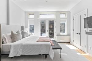Luxe Studio w Juliet Balcony in Upper East