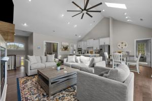 Luxurious Pine Manor Golf Front Estate