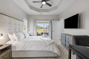 Luxurious Pine Manor Golf Front Estate