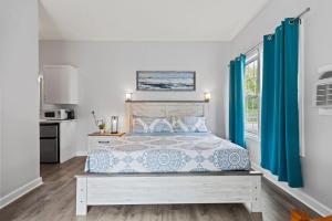 Cozy King Suite Steps to the Beach (441)