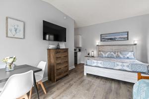 Cozy King Suite Steps to the Beach (441)