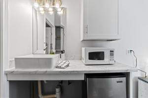 Cozy King Suite Steps to the Beach (441)