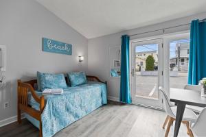 Cozy King Suite Steps to the Beach (441)