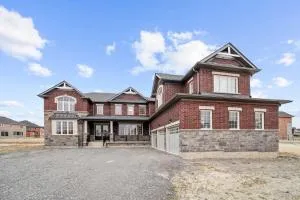 Prime Peterborough - 4BR and Office, Newly Renovated - Millbrook