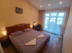 Ernests unique townhouse with sauna, hot tub and free parking