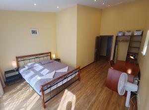 Ernests unique townhouse with sauna, hot tub and free parking