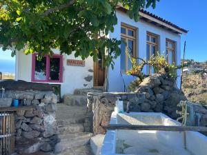 Rosas märchenhafte Finca mit Pool