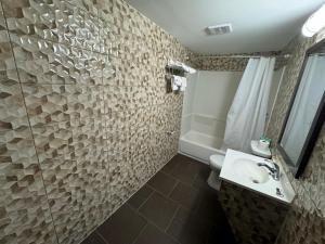 Deluxe King Room room in Essence Express Elizabeth EWR Airport