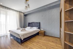 Bright and Comfortable 3BR Apartment - City Views