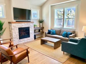 Bluebird Day - River Trail House