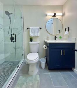 Modern Deluxe Kitchen, King Bed, Laundry, DT Renton close to Valley Med & SeaTac