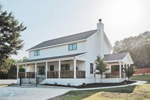 Hill Country Farmhouse by Canyon Lake & Wimberley