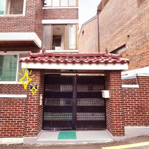 Near Hongdae 2BR for 5 Direct Incheon Airport Access