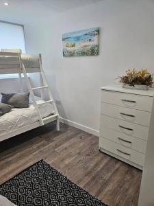 Small Studio for Group of 5 in Delta Croydon DPF3