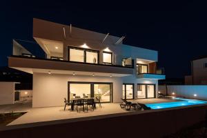 Villa Mia with Heated Pool 