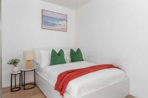 2BR Apt Next to Melbourne Central with City Views