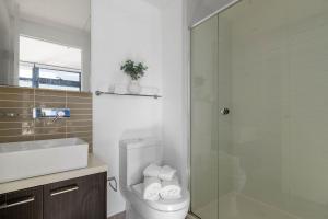 2BR Apt Next to Melbourne Central with City Views
