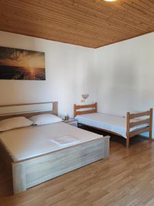 Apartments and rooms with parking space Brela, Makarska - 6895