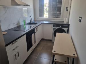 B&B / Chambres d'hotes Chambre privative renove 2024, climatisation, tramway sur place , 12 min centre, 16 min plage, apercu lateral mer, 2 wc avec 2 salle de bain, private room renovated 2024, air-conditioned , tram on spot, 2 toilets and 2 bathrooms : photos des chambres