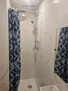 B&B / Chambres d'hotes Chambre privative renove 2024, climatisation, tramway sur place , 12 min centre, 16 min plage, apercu lateral mer, 2 wc avec 2 salle de bain, private room renovated 2024, air-conditioned , tram on spot, 2 toilets and 2 bathrooms : photos des chambres