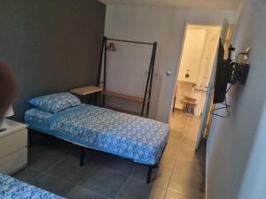 B&B / Chambres d'hotes Chambre privative renove 2024, climatisation, tramway sur place , 12 min centre, 16 min plage, apercu lateral mer, 2 wc avec 2 salle de bain, private room renovated 2024, air-conditioned , tram on spot, 2 toilets and 2 bathrooms : Chambre Double avec Salle de Bains Commune