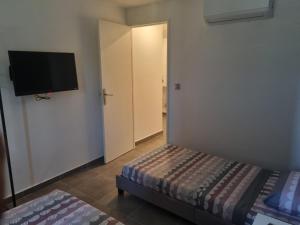 B&B / Chambres d'hotes Chambre privative renove 2024, climatisation, tramway sur place , 12 min centre, 16 min plage, apercu lateral mer, 2 wc avec 2 salle de bain, private room renovated 2024, air-conditioned , tram on spot, 2 toilets and 2 bathrooms : photos des chambres