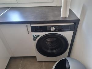 B&B / Chambres d'hotes Chambre privative renove 2024, climatisation, tramway sur place , 12 min centre, 16 min plage, apercu lateral mer, 2 wc avec 2 salle de bain, private room renovated 2024, air-conditioned , tram on spot, 2 toilets and 2 bathrooms : photos des chambres