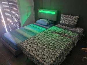 B&B / Chambres d'hotes Chambre privative renove 2024, climatisation, tramway sur place , 12 min centre, 16 min plage, apercu lateral mer, 2 wc avec 2 salle de bain, private room renovated 2024, air-conditioned , tram on spot, 2 toilets and 2 bathrooms : photos des chambres