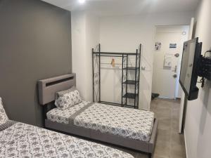 B&B / Chambres d'hotes Chambre privative renove 2024, climatisation, tramway sur place , 12 min centre, 16 min plage, apercu lateral mer, 2 wc avec 2 salle de bain, private room renovated 2024, air-conditioned , tram on spot, 2 toilets and 2 bathrooms : photos des chambres