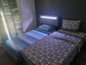 B&B / Chambres d'hotes Chambre privative renove 2024, climatisation, tramway sur place , 12 min centre, 16 min plage, apercu lateral mer, 2 wc avec 2 salle de bain, private room renovated 2024, air-conditioned , tram on spot, 2 toilets and 2 bathrooms : photos des chambres