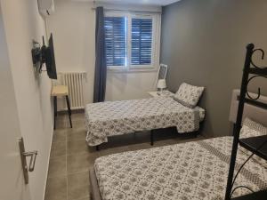 B&B / Chambres d'hotes Chambre privative renove 2024, climatisation, tramway sur place , 12 min centre, 16 min plage, apercu lateral mer, 2 wc avec 2 salle de bain, private room renovated 2024, air-conditioned , tram on spot, 2 toilets and 2 bathrooms : photos des chambres