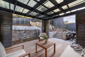 Ocean Beach Retreat - Contemporary Rye Accommodation