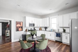 Beautiful House near downtown and fountain square 4BD BBQ Games FirePit