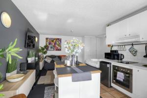 Beach-Side Studio Apt with parking spot