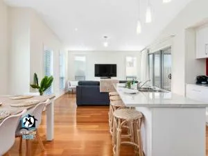 Light Filled Modern & Stylish 3BR Holiday Home - McCracken