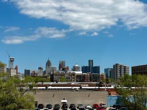 420 Friendly SKYLINE view Downtown Loft FREE Parking