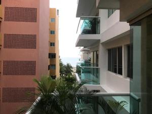 exclusivo edificio con piscina en primera linea de playa