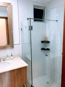 exclusivo edificio con piscina en primera linea de playa