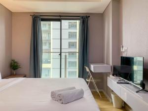 Brand New and Relaxing Studio at Daan Mogot City Apartment By Travelio