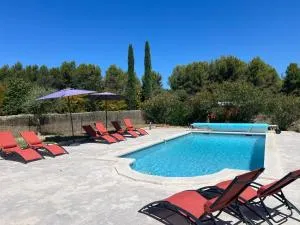 Proche Roussillon, La villa rouge Luberon, piscine chauffée, climatisation et vue Luberon - Les Roussens
