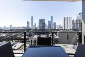 Spectacular views, king bd plus single bed & parking