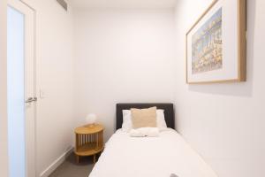 Spectacular views, king bd plus single bed & parking