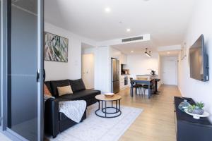 Spectacular views, king bd plus single bed & parking