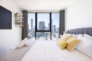 Spectacular views, king bd plus single bed & parking
