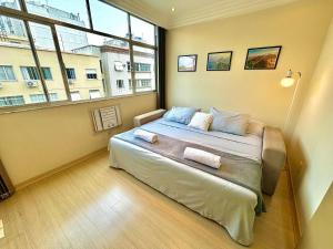 Apê com vista lateral mar a 400m da praia de Copacabana